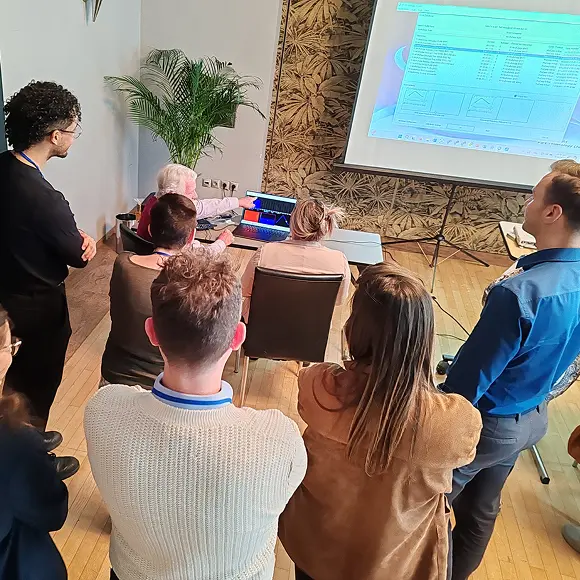 group-presentation.webp